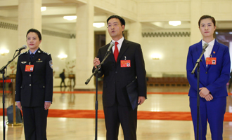 李貝、裴春亮、丁寧代表接受采訪