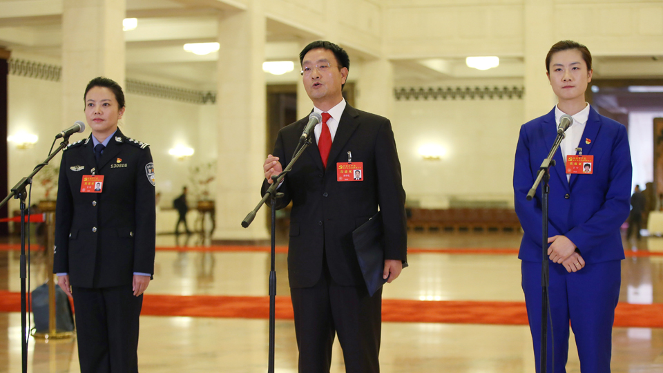 李貝、裴春亮、丁寧代表接受采訪