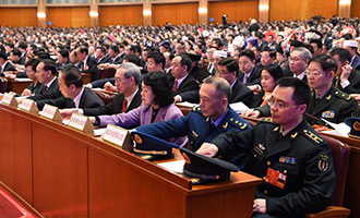 與會(huì)代表在表決總監(jiān)票人、監(jiān)票人名單草案