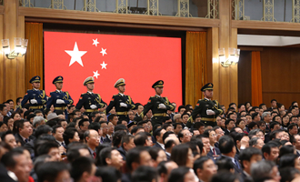 陸?？杖妰x仗兵正步行進(jìn)