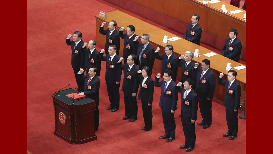 新當(dāng)選的全國人大常委會副委員長、秘書長進(jìn)行憲法宣誓