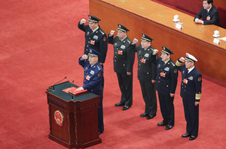 中央軍委副主席、委員進(jìn)行憲法宣誓