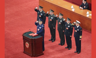 中央軍委副主席、委員進(jìn)行憲法宣誓