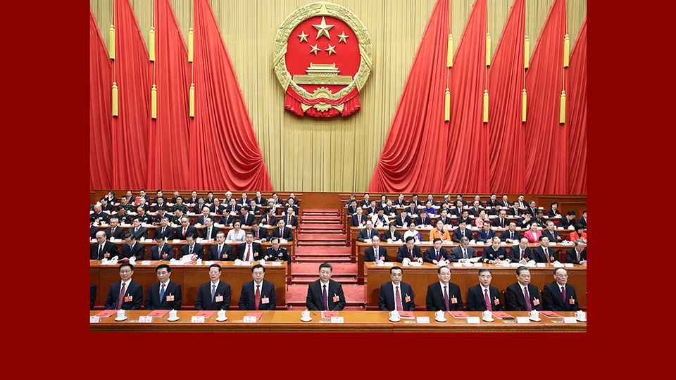 習近平等黨和國家領(lǐng)導(dǎo)人在主席臺就座