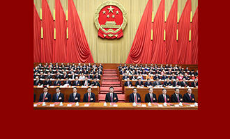 習近平等黨和國家領(lǐng)導(dǎo)人在主席臺就座