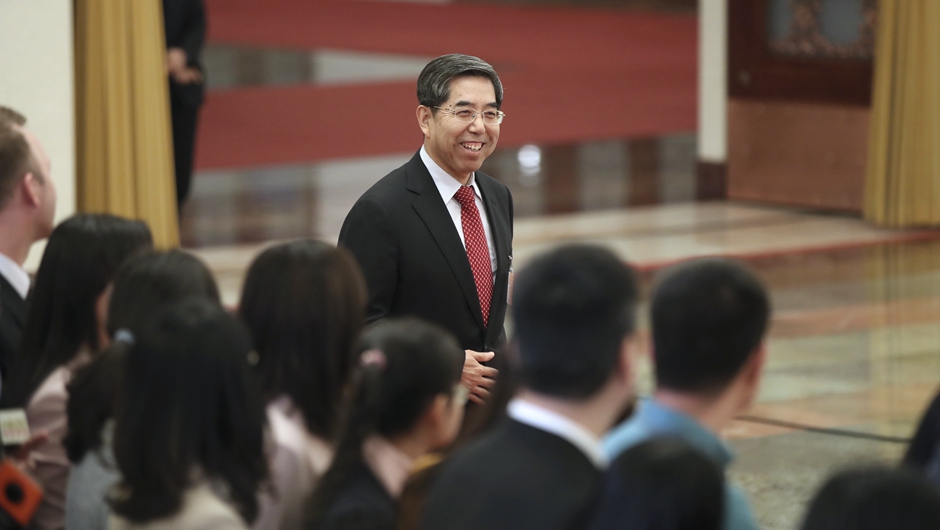 馬建堂步入&ldquo;部長通道&rdquo;，準備接受采訪