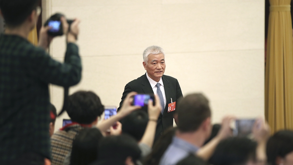 王志剛步入&ldquo;部長通道&rdquo;，準備接受采訪