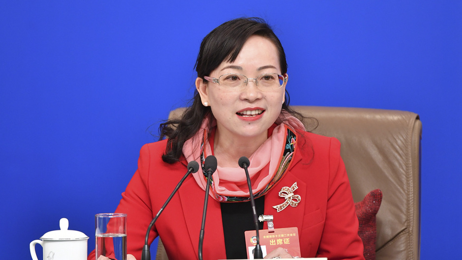 全國(guó)政協(xié)委員、湖南省湘西土家族苗族自治州政協(xié)副主席 石紅