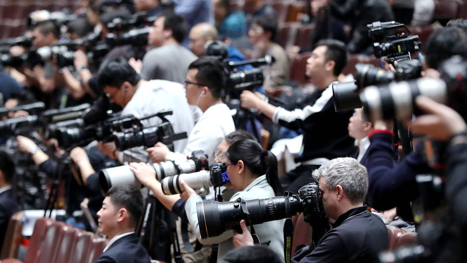 記者在會(huì)場拍攝