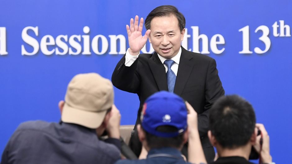 記者會(huì)開始前，李干杰向記者致意