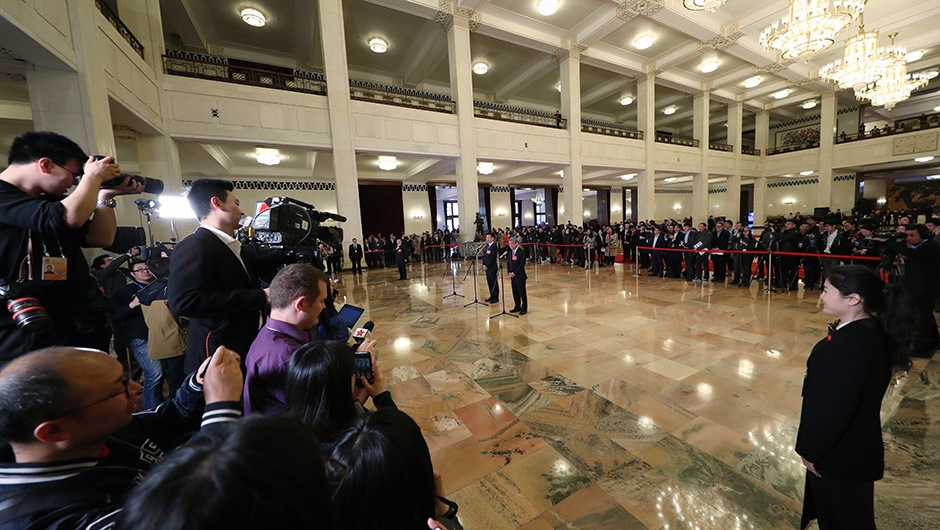 全國(guó)政協(xié)委員在&ldquo;委員通道&rdquo;接受采訪