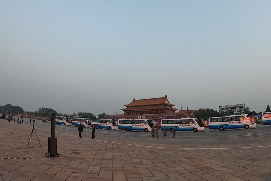 10月1日清晨的天安門城樓和長安街，燈火通明，正在準備慶祝大會的工作人員雖然緊張忙碌，但仍顯得井然有序