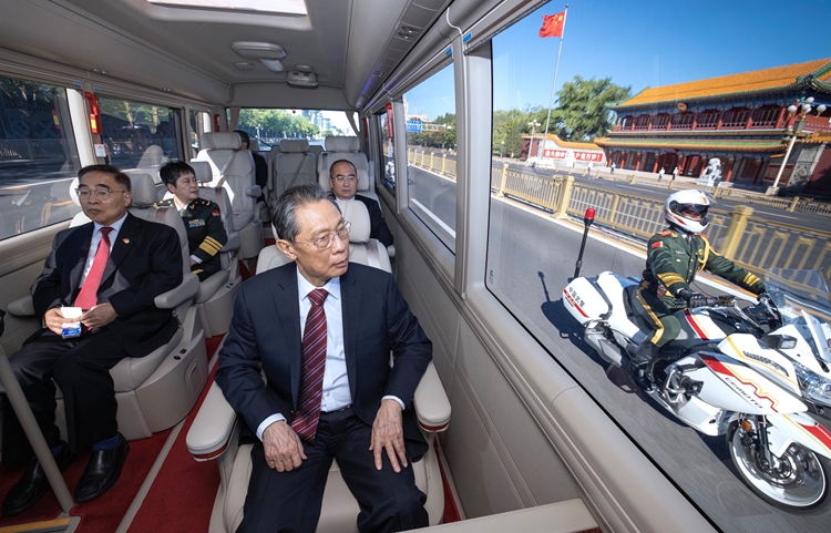 學習快評丨以國之名向最美天使致敬！