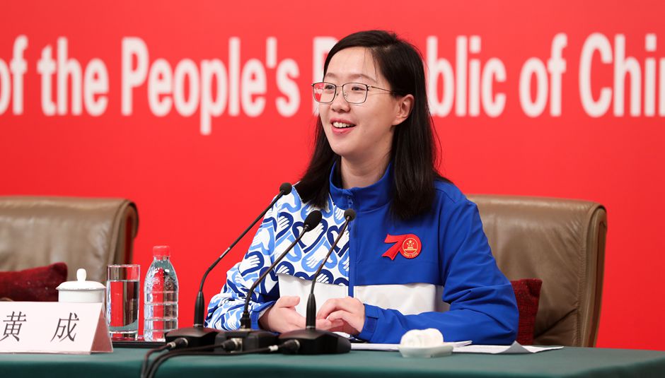 志愿者代表、清華大學(xué)經(jīng)濟(jì)管理學(xué)院四年級(jí)博士生黃成介紹相關(guān)情況