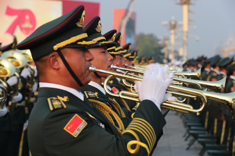 解放軍聯合軍樂團在廣場就位后進行準備工作和試奏。據了解，解放軍聯合軍樂團此次演奏是從開國大典至今歷次閱兵以來演奏曲目最多的一次，不少曲目是為此次閱兵量身打造的全新作品，此次也是歷次女演奏員最多的一次。