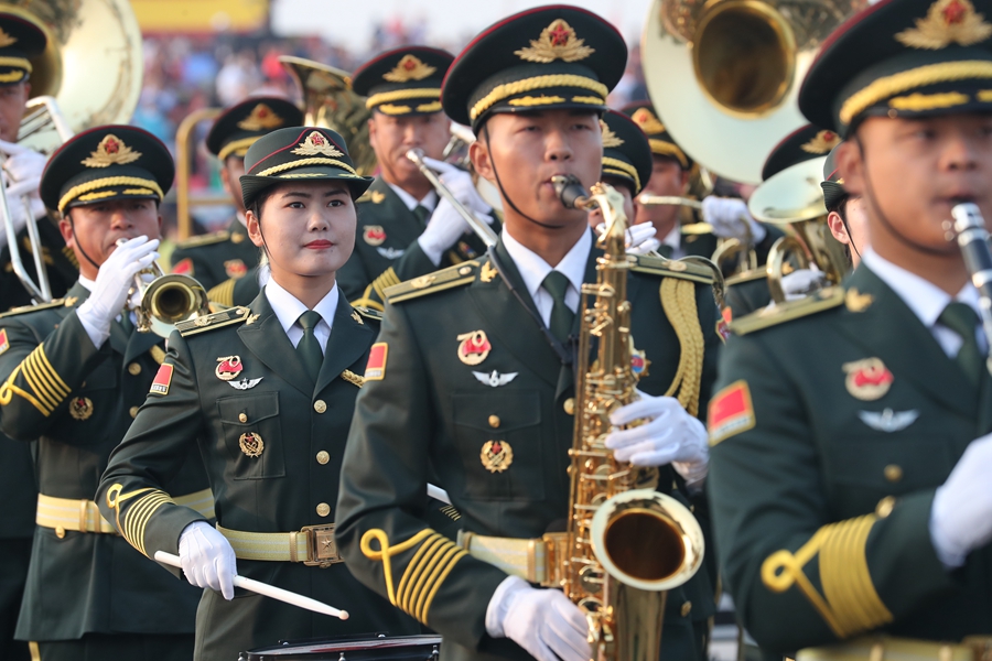 解放軍聯合軍樂團在廣場就位后進行準備工作和試奏。據了解，解放軍聯合軍樂團此次演奏是從開國大典至今歷次閱兵以來演奏曲目最多的一次，不少曲目是為此次閱兵量身打造的全新作品，此次也是歷次女演奏員最多的一次。