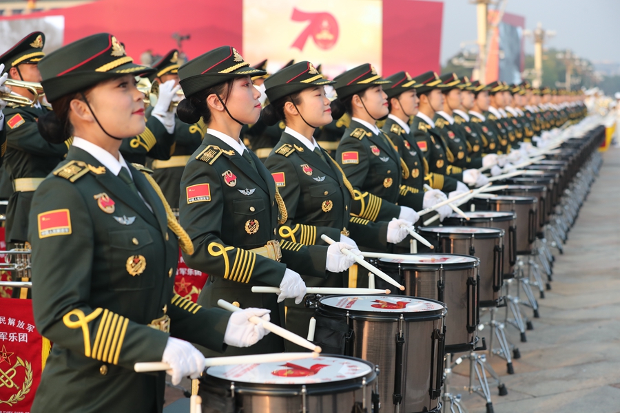 解放軍聯合軍樂團在廣場就位后進行準備工作和試奏。據了解，解放軍聯合軍樂團此次演奏是從開國大典至今歷次閱兵以來演奏曲目最多的一次，不少曲目是為此次閱兵量身打造的全新作品，此次也是歷次女演奏員最多的一次。