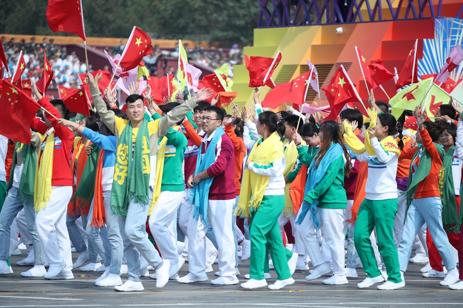 群眾大游行，歡樂的海洋！