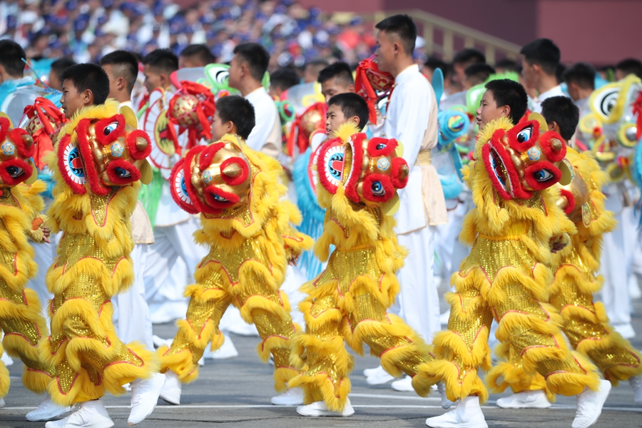 群眾大游行，歡樂的海洋！