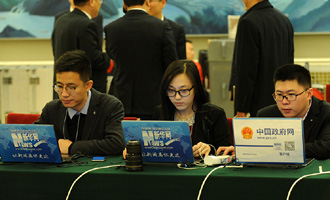 新華網(wǎng)、中國政府網(wǎng)記者在做直播準備