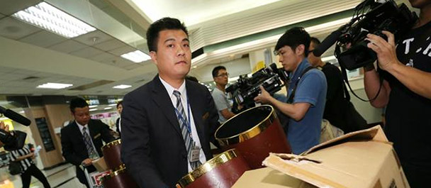 禮儀公司帶著遺體袋、骨灰壇協(xié)助處理善后