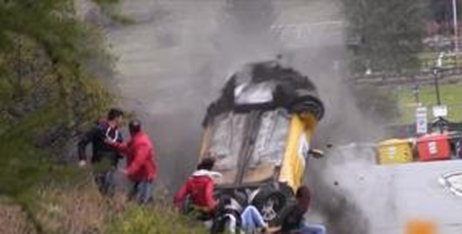 史上最幸運撞車！圍觀群眾躲過一劫