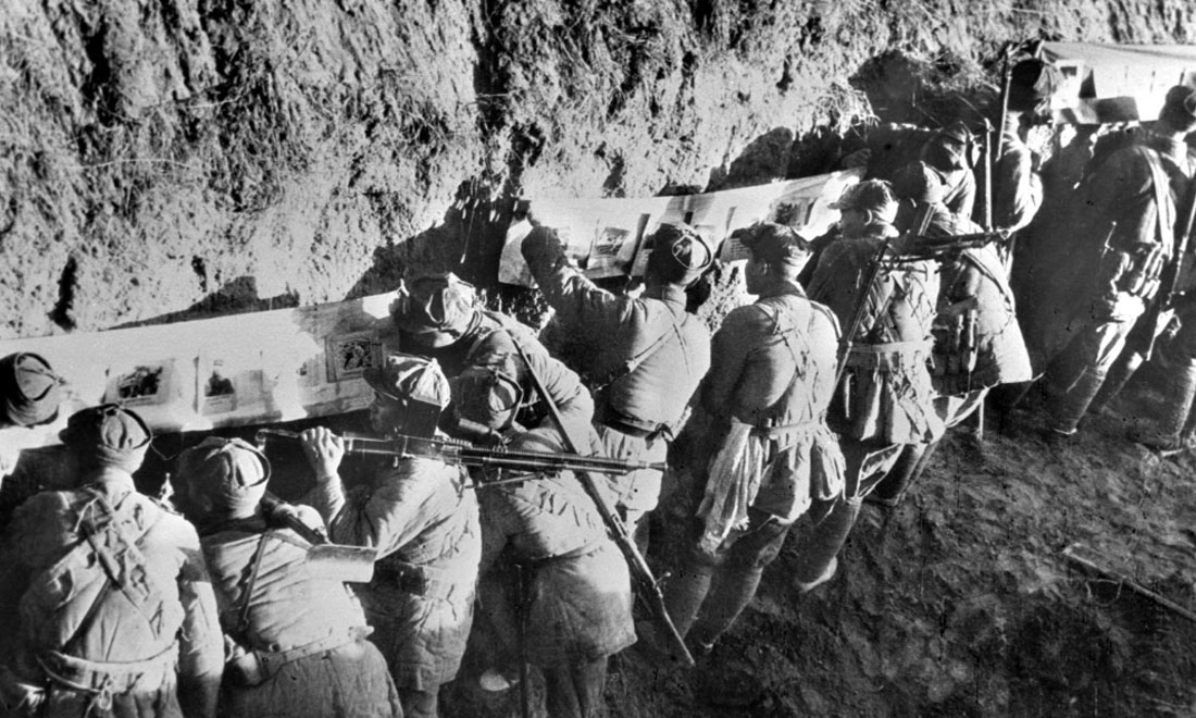 1948年冬，淮海戰(zhàn)役期間，雙堆集前沿陣地舉辦的戰(zhàn)地影展，深受解放軍戰(zhàn)士歡迎。新華社稿  袁克忠攝