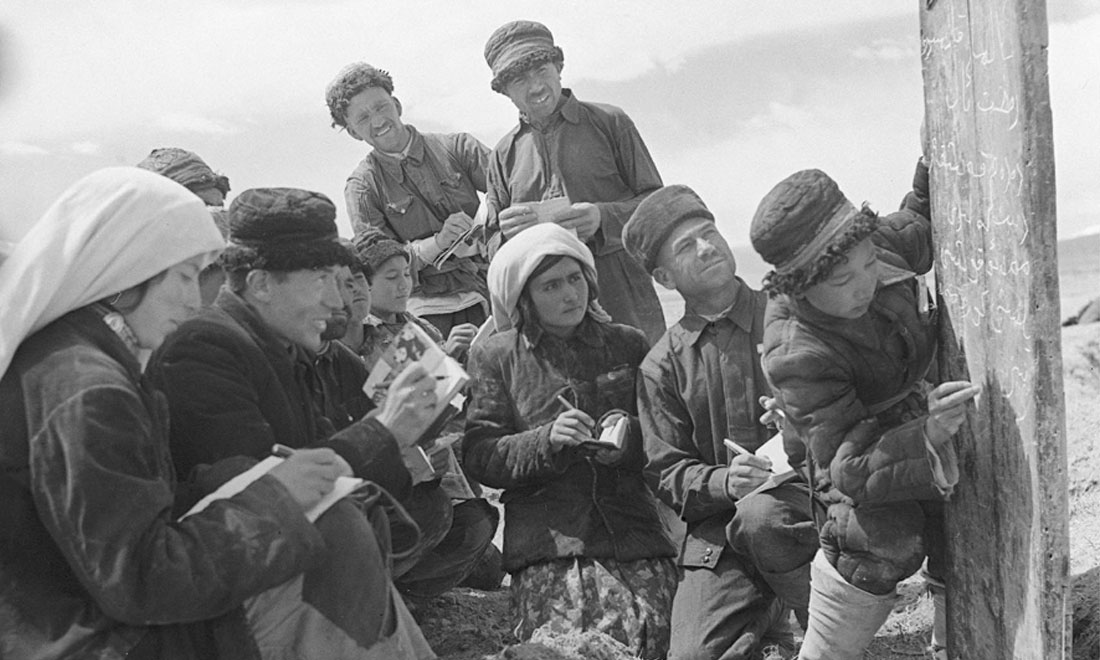 1960年6月，新疆慕士塔格峰下，大人們?cè)谛W(xué)生幫助下學(xué)習(xí)文化。新華社記者武純展攝