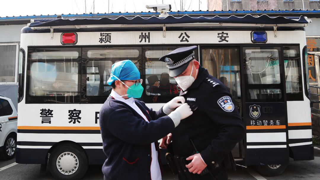 警察魏云龍：咫尺之間，各自奮戰(zhàn)