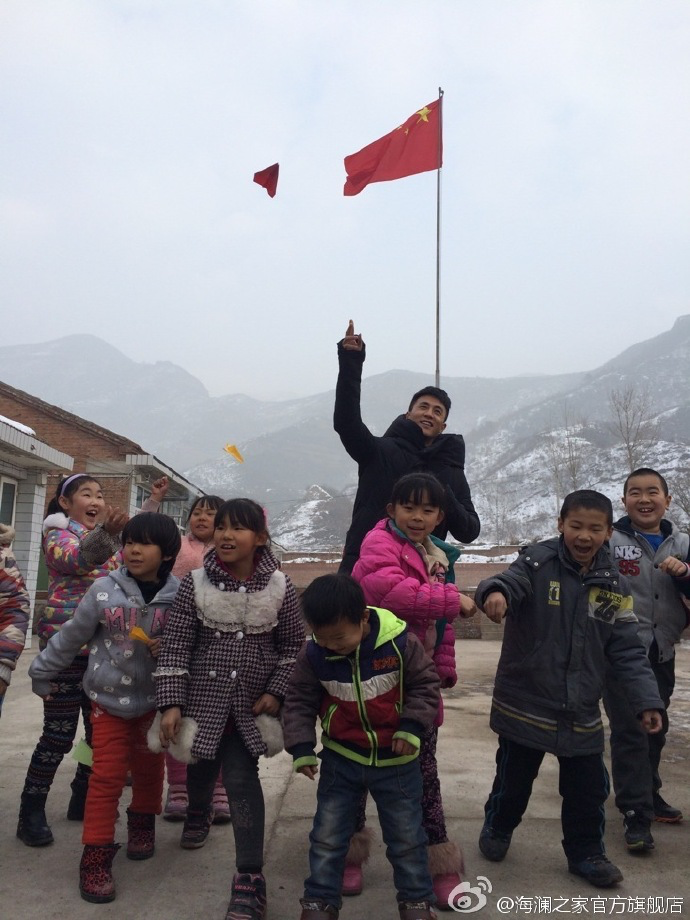 2015年&ldquo;多一克溫暖&rdquo;著名演員杜淳加入溫暖行動。暖男杜淳很快和孩子們打成了一片，他和孩子們聊起了夢想，讓孩子們將它寫在紙上并折成紙飛機，領(lǐng)著孩子們來到操場上將帶著夢想紙飛機放飛。