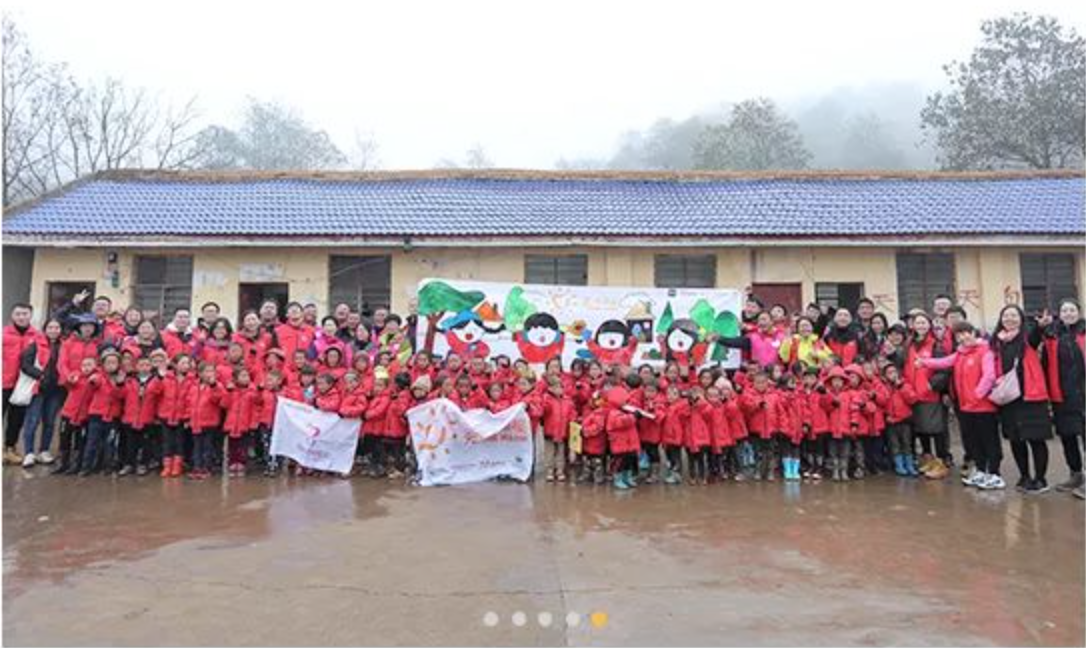 2018年11月6日，&ldquo;多一克溫暖&rdquo;團隊走進大涼山深處。為孩子們送去冬衣的同時，海瀾之家聯(lián)合網(wǎng)易打造在線課程平臺，把優(yōu)質(zhì)的教育資源也傳遞到偏遠山區(qū)。同年，知名導(dǎo)演陸川特別參與監(jiān)制了&ldquo;多一克溫暖&rdquo;微電影《信歌》，為山區(qū)送去&ldquo;暖身又暖心&rdquo;的力量。