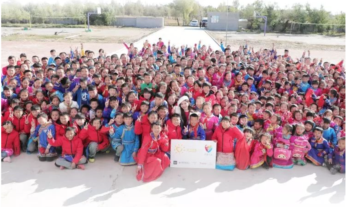 不知不覺，&ldquo;多一克溫暖&rdquo;已經(jīng)步入第六年。2019年10月14日，林志玲首次作為公益同行人，攜手鳳凰網(wǎng)&ldquo;護童計劃&rdquo;，與&ldquo;多一克溫暖&rdquo;一起趕赴內(nèi)蒙古回訪茫汗蘇木中心校的&ldquo;志玲姐姐之家&rdquo;，給那里的孩子送去溫暖。