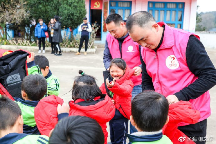 2019年11月，海瀾之家的志愿者們來到了貴州六盤水市的南開鄉(xiāng)。這里地域偏遠溝壑縱橫。志愿團隊就這樣小心謹慎的行駛在霧蒙蒙的山路上，堅持把物資送到了塢鉛小學(xué)的孩子們手里。