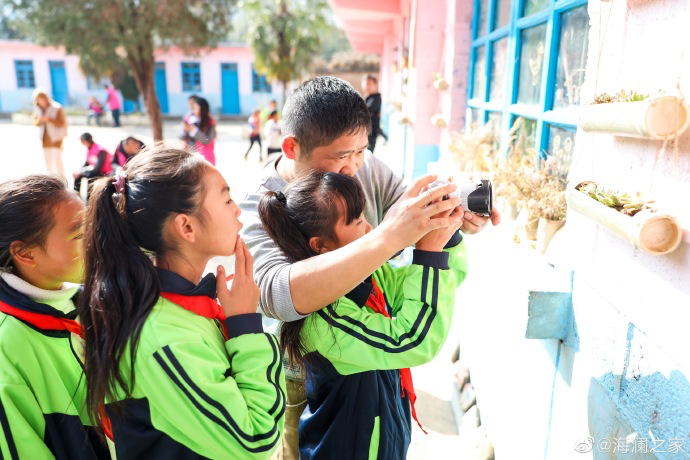盡管身處大山，塢鉛小學(xué)卻到處都是驚喜，自制插花、獨一無二的石頭畫、杉木墩上的24節(jié)氣圖&hellip;&hellip;孩子們從不缺少發(fā)現(xiàn)美的眼睛。2019年，海瀾之家特別準(zhǔn)備了攝影課堂，讓孩子們通過拍照的方式自由地傳達真善美。