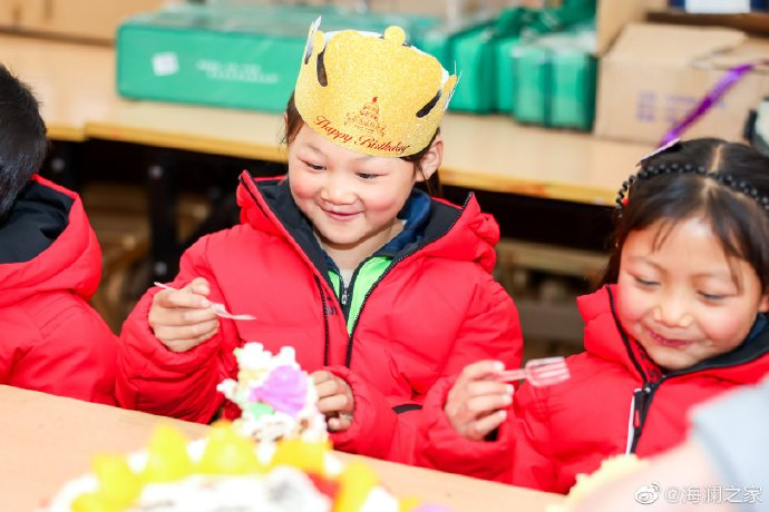從暖身到暖心，海瀾之家的志愿者們不僅為孩子們帶去了學(xué)習(xí)用品，還帶去了生日蛋糕，給孩子們過了一個難忘的生日party。生長在山區(qū)的他們，過生日也只能和在外打工的父母通個電話，許多孩子還是第一次和這么多人一起吹蠟燭許生日愿望。