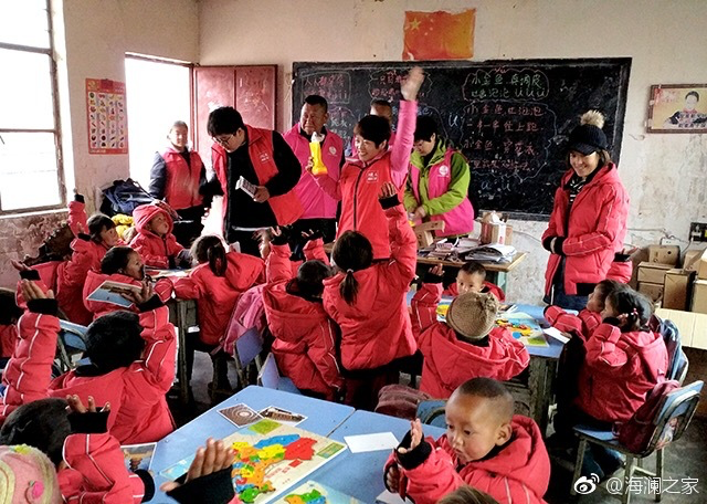 2018年，由海瀾之家攜手網(wǎng)易新聞打造的&ldquo;多一課溫暖&rdquo;課程平臺讓一間間溫暖的課堂走向深山與邊陲。帶著貼合孩子教育需求的線上內(nèi)容和教師、各領(lǐng)域KOL及愛心人士組成的愛心團隊，海瀾之家用實際行動為孩子的教育加溫，踐行&ldquo;多一克溫暖&rdquo;。