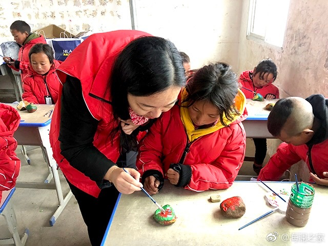 在繪畫課上，孩子們畫出心中想象的世界，不斷汲取關(guān)于美的知識。&ldquo;多一克溫暖&rdquo;帶給孩子們的是未來人生更多的機會與可能。公益行動不應(yīng)只提供物質(zhì)捐贈，更要加強對山區(qū)孩子們精神世界與未來發(fā)展的重視。