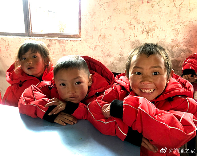 在四川省西南部川滇交界處的大涼山深處，坐落著一所紅旗小學(xué)。每當(dāng)最寒冷的季節(jié)到來，這里的許多孩子們不得不共用一件冬衣御寒。 &ldquo;多一克溫暖&rdquo;與暖流計劃記錄下了孩子們開心的笑臉。這些笑臉，都是&ldquo;多一克溫暖&rdquo;前行中的源源動力。