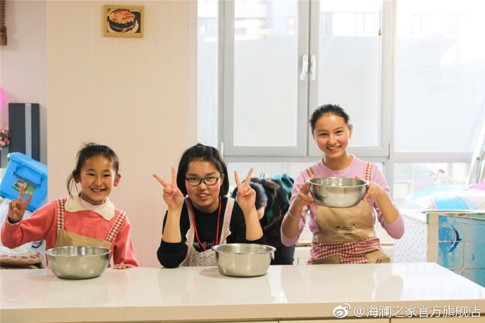 2017年 &ldquo;寒令營&rdquo;團隊從不同角度，為北疆山區(qū)的孩子們打開了一個豐富的世界。來到北京，他們觀看了升旗儀式，參觀了故宮，走進北京海洋館和動物園。這次寒令營，展現(xiàn)在他們面前的是此前從未看到過的世界，意義非凡。