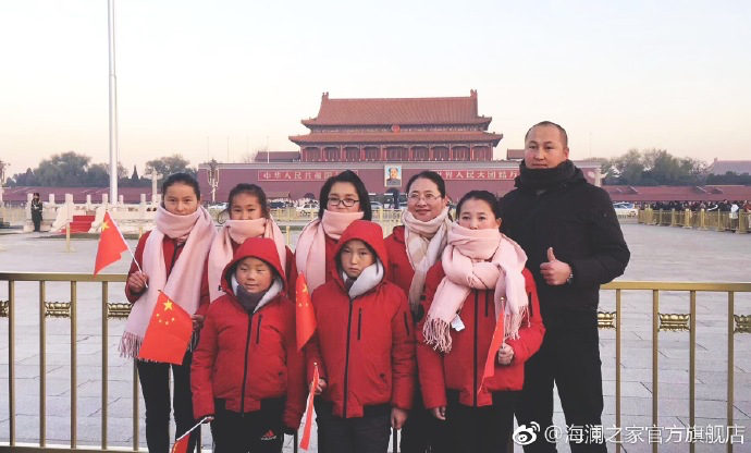 寒令營的第一天，孩子們觀看了升旗儀式，走進故宮暢聽歷史故事。祖國的樣貌開始在他們心里清晰，未來的希望開始在他們心中發(fā)芽。海瀾之家&ldquo;多一克溫暖&rdquo;團隊帶給孩子們精神世界的富足，照亮孩子們夢想的啟蒙之路。