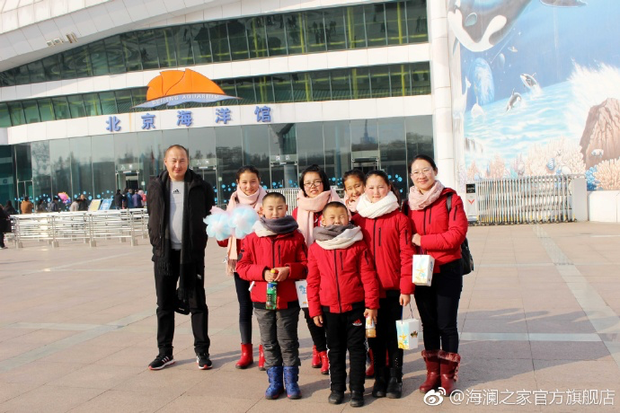 在海洋館，充滿求知欲和好奇心的孩子們像是一個個落入仙境的愛麗絲，不斷地提問，并用手中的紙筆和相機，記錄每一個畫面和知識，說要回去講給其他小伙伴和家人們聽。