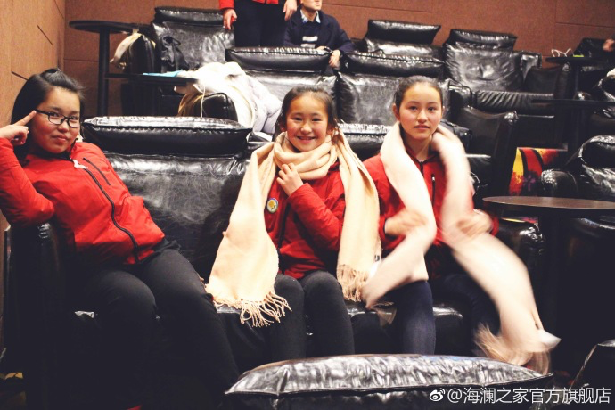 彼時恰逢《尋夢環(huán)游記》上映，&ldquo;寒令營&rdquo;的孩子們一起在電影院觀看了電影，平日里最鬧騰的孩子，在第一次看3D電影時也變得安靜專注。孩子們在這段旅程中增長了見識，一個更豐盛的世界就這樣打開了。