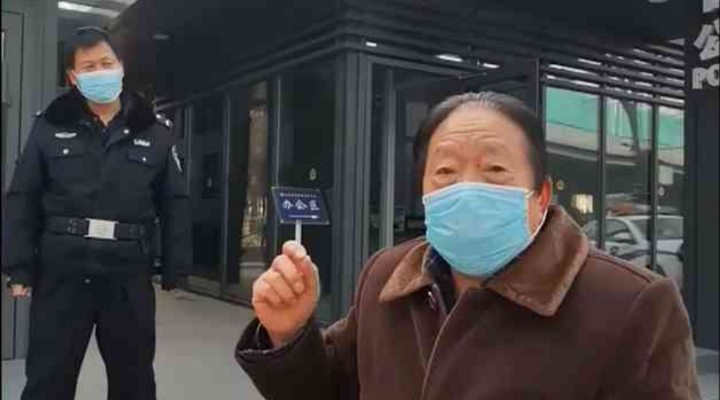 社區(qū)封閉，76歲的他為什么要出來