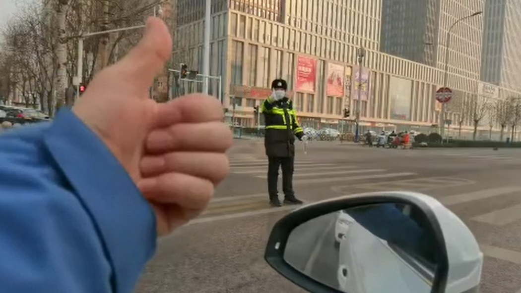 石家莊路人和交警的這個(gè)&ldquo;暗號(hào)&rdquo;，真暖！