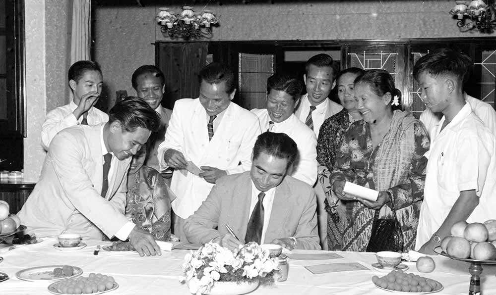 1955年4月25日，為迎接亞非會(huì)議而組織的萬(wàn)隆人民委員會(huì)的代表請(qǐng)周恩來(lái)總理簽名留念。