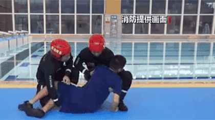 水中遇險 如何自救與施救？黃金30秒 如何將溺水者救上岸？