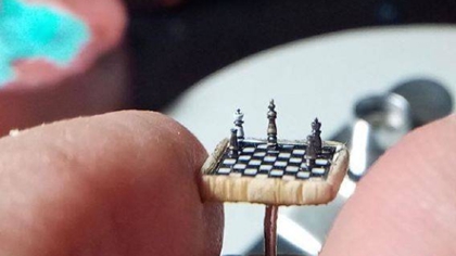 比指甲蓋還??！ 土耳其微雕藝術家雕出超小國際象棋