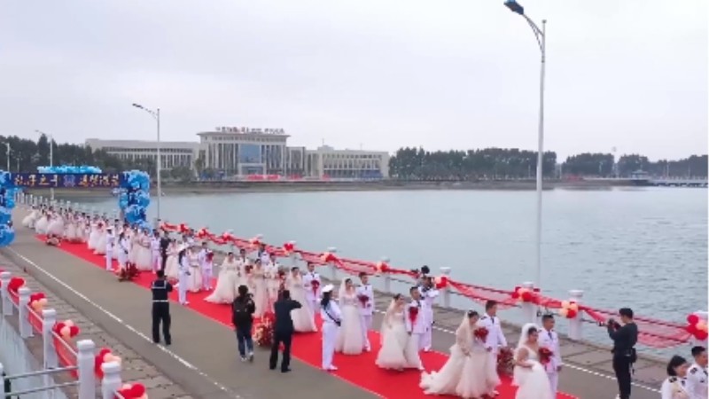 乘風(fēng)破浪來娶你！海軍某部30對(duì)新人舉行集體婚禮