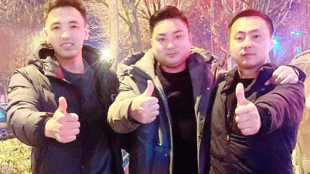 熱點快追｜路面結(jié)冰大貨車開始溜車！24塊&ldquo;救命石&rdquo;幫助緊急脫險