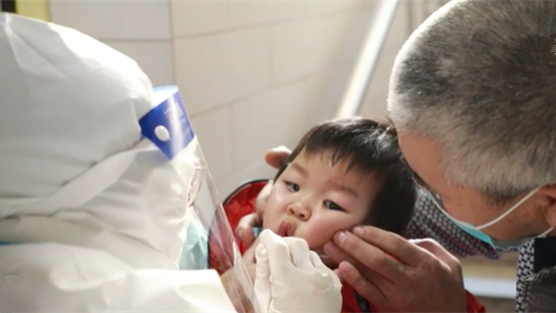 這一跪，謝謝你最美的&ldquo;核酸護士&rdquo;